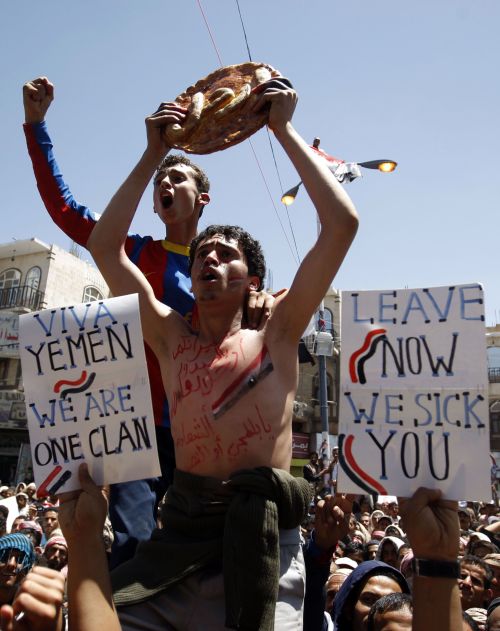 <YONHAP PHOTO-3016> Yemeni anti-government protesters chant slogans against Yemeni President Ali Abdullah Saleh in Sanaa on March 22, 2011 as the embattled leader warned that a coup attempt could spark civil war. AFP PHOTO/AHMAD GHARABLI /2011-03-22 22:31:23/ <저작권자 ⓒ 1980-2011 ㈜연합뉴스. 무단 전재 재배포 금지.>
Yemeni anti-government protesters chant slogans against Yemeni President Ali Abdullah Saleh in Sanaa on Tuesday as the embattled leader warned that a coup attempt could spark civil war.
AFP-Yonhap News