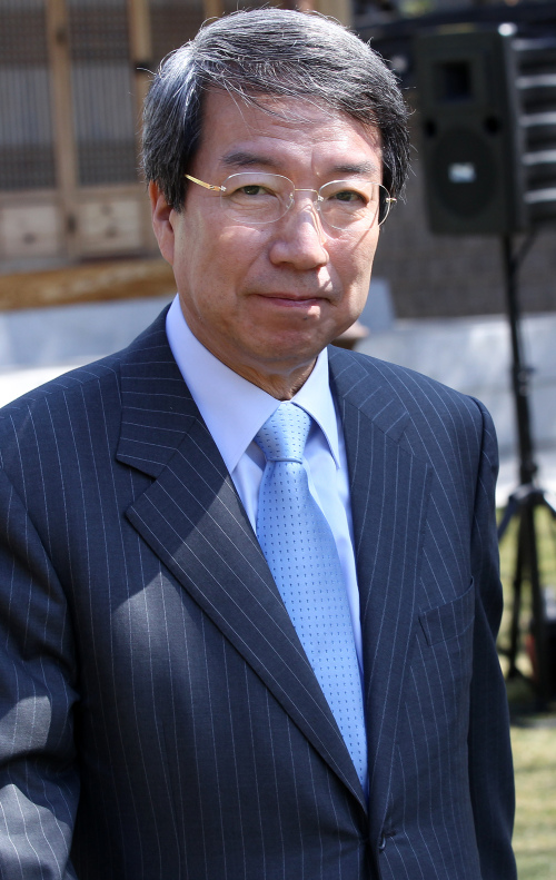 <YONHAP PHOTO-1506> 입다문 정운찬 동반성장위원장 (서울=연합뉴스) 김병만 기자 = 23일 오전 청와대에서 열린 제주 세계7대 자연경관 선정 범국민추진위 명예위원장 추대행사에서 정운찬 동반성장위원장이 입을 다물고 한 곳을 응시하고 있다. 2011.3.23 kimb01@yna.co.kr/2011-03-23 13:02:48/ <저작권자 ⓒ 1980-2011 ㈜연합뉴스. 무단 전재 재배포 금지.>
Chung Un-chan