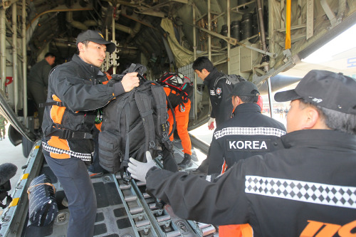 일본 토호쿠 지방 대지진 현장 토토사이트 가입거절활동을 마치고 돌아온 중앙119구조단 단원들이 23일 오후 공군수송기를 타고 성남 서울공항에 도착해 짐을 내리고 있다. <br alt=