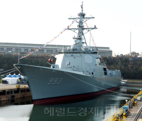 해군의 세번째 이지스구축함(KDX-Ⅲ)인 '서애류성룡함'(7600t급)이 모습을 드러냈다. 24일 울산 현대중공업 제6도크에서 서애류성룡함의 진수식이 열려 해군에 인도돼 1년간의 시험평가를 마치고 전력화되면 전투전대 지휘 및 대공방어작전, 해상통제와 화력지원, 해상교통로 보호 및 연합작전 등의 임무를 수행하게 된다. 현대중공업 제공
해군의 세번째 이지스구축함(KDX-Ⅲ)인 '서애류성룡함'(7600t급)이 모습을 드러냈다. 24일 울산 현대중공업 제6도크에서 서애류성룡함의 진수식이 열려 해군에 인도돼 1년간의 시험평가를 마치고 전력화되면 전투전대 지휘 및 대공방어작전, 해상통제와 화력지원, 해상교통로 보호 및 연합작전 등의 임무를 수행하게 된다. 현대중공업 제공
