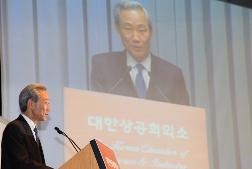 <YONHAP PHOTO-1160> 대한상의 김종훈 본부장 초청 간담회 (서울=연합뉴스) 서명곤 기자 = 김종훈 통상교섭본부장이 24일 오전 서울 중구 남대문로 대한상공회의소에서 열린 대한상의 조찬간담회에서 강연을 하고 있다. 2011.3.24 seephoto@yna.co.kr/2011-03-24 09:29:05/ <저작권자 ⓒ 1980-2011 ㈜연합뉴스. 무단 전재 재배포 금지.>
<YONHAP PHOTO-1160> 대한상의 김종훈 본부장 초청 간담회 (서울=연합뉴스) 서명곤 기자 = 김종훈 통상교섭본부장이 24일 오전 서울 중구 남대문로 대한상공회의소에서 열린 대한상의 조찬간담회에서 강연을 하고 있다. 2011.3.24 seephoto@yna.co.kr/2011-03-24 09:29:05/ <저작권자 ⓒ 1980-2011 ㈜연합뉴스. 무단 전재 재배포 금지.>
김종훈 통상교섭본부장이 24일 오전 서울 중구 남대문로 대한상공회의소에서 열린 ‘대한상의 조찬간담회’에서 강연하고 있다. 이날 강연회엔 손경식 대한상의 회장, 전수혜 한국여성경제인협회장, 신박제 NXP반도체 회장 등이 참석했다.