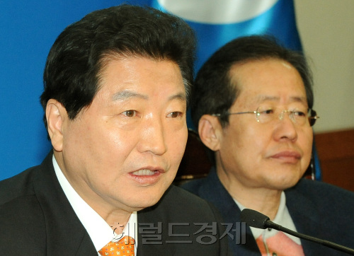 한나라당 안상수 대표가 24일 오전 여의도당사에서 열린 최고위원회의에서 모두발언을 하고 있다.양동출dcyang@heraldm.com/110324/
한나라당 안상수 대표가 24일 오전 여의도당사에서 열린 최고위원회의에서 모두발언을 하고 있다.양동출dcyang@heraldm.com/110324/
한나라당 안상수 대표가 24일 오전 여의도 당사에서 열린 최고위원회의에서 천안함 사태 1주기와 관련, “국제적 전문가가 참여한 합조단의 과학적 조사결과에 따라 북한 소행임이 만천하에 드러났음에도 이를 부정하는 유언비어가 나돌아 혼란을 부추겨 안타깝다”고 강조하고 있다. 양동출 기자/dcyang@heraldm.com