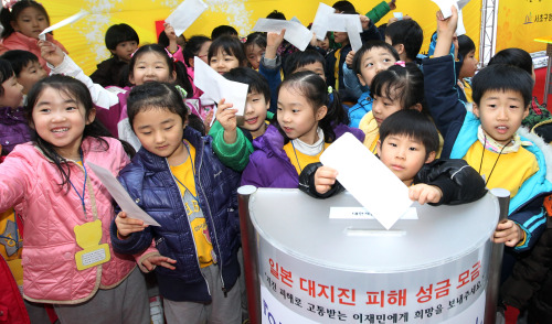 <YONHAP PHOTO-1800> 서초구, 일본돕기 성금모금 (서울=연합뉴스) 한상균 기자 = 서초구와 대한적십자사가 23일 구청 서초플라자에서 진행한 일본 대지진 피해주민 돕기 성금모금행사에 관내 어린이집 원아들이 참여하고 있다. 2011.3.23 xyz@yna.co.kr/2011-03-23 14:59:03/ <저작권자 ⓒ 1980-2011 ㈜연합뉴스. 무단 전재 재배포 금지.>
<YONHAP PHOTO-1800> 서초구, 일본돕기 성금모금 (서울=연합뉴스) 한상균 기자 = 서초구와 대한적십자사가 23일 구청 서초플라자에서 진행한 일본 대지진 피해주민 돕기 성금모금행사에 관내 어린이집 원아들이 참여하고 있다. 2011.3.23 xyz@yna.co.kr/2011-03-23 14:59:03/ <저작권자 ⓒ 1980-2011 ㈜연합뉴스. 무단 전재 재배포 금지.>