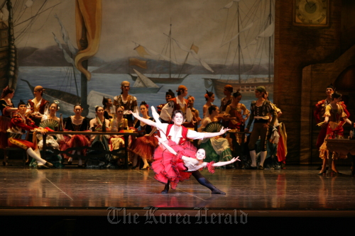 A scene from “Don Quixote” by Universal Ballet Universal Ballet