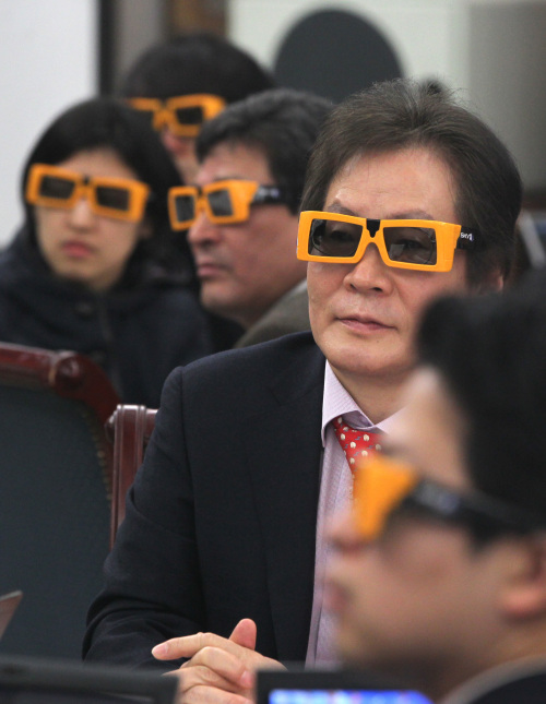 <YONHAP PHOTO-1423> 가입자 300만 돌파한 스카이라이프 (서울=연합뉴스) 진성철 기자 = 24일 서울 중구 태평로1가 프레스센터에서 열린 '스카이라이프 가입자 300만 돌파' 기자간담회에서 이몽룡 스카이라이프 사장(오른쪽) 등 참석자들이 3D 전용 안경을 쓰고 스카이라이프 3D 방송을 시청하고 있다. 2011.3.24 zjin@yna.co.kr/2011-03-24 12:02:29/ <저작권자 ⓒ 1980-2011 ㈜연합뉴스. 무단 전재 재배포 금지.>
Lee Mong-ryong, president of Sky Life, watches new 3-D content provided by the digital satellite broadcaster at a press conference in downtown Seoul on Thursday. Yonhap News