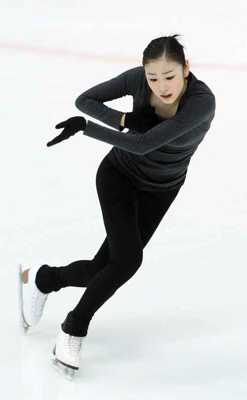 <YONHAP PHOTO-1234> 김연아 국내 훈련 돌입 (서울=연합뉴스) 이정훈 기자 = 8개월 만에 한국을 찾은 '피겨 여왕' 김연아가 22일 오전 서울 태릉 실내빙상장에서 공개 훈련을 하고 있다. 2011.3.22 uwg806@yna.co.kr/2011-03-22 12:41:14/ <저작권자 ⓒ 1980-2011 ㈜연합뉴스. 무단 전재 재배포 금지.>
Kim Yu-na Yonhap News
