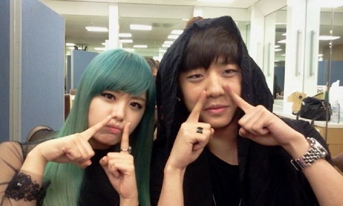 송지은 가수, 토토사이트 착오이체 가수/11125_12053_4852 / 미친거니’로 활동 중인 시크릿 송지은이 자신의 트위터에 토토사이트 착오이체과 함께 찍은 사진을 공개했다.