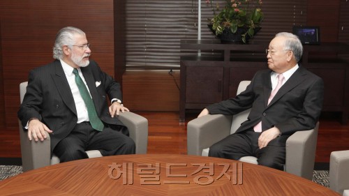 손경식(오른쪽) 대한상공회의소 회장은 24일 서울 남대문로 상의회관에서 에르난 브란테스 신임 주한칠레대사를 만나 양국 간 민ㆍ관 경제 협력 증진 방안 등을 논의했다.