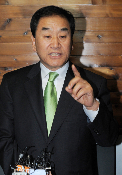 25일 오전 이재오 한나라당 전 최고위원이 서울 은평구 구산동 자택에서 기자회견을 하고 있다./안훈기자 rosedale@ 2008.03.25