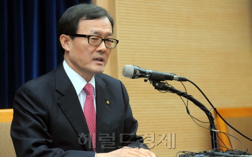 22일 오전 서울 남대문로 우리은행 본점에서 이순우 우리은행장 내정자가 소감을 밝히고 있다./ 안훈기자 rosedale@ 2011.03.22