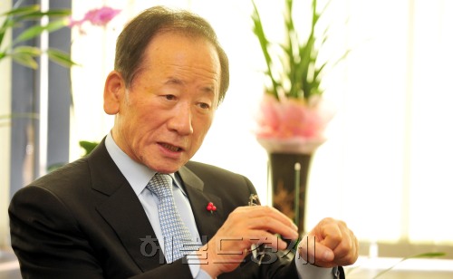 이동건 사회복지공동모금회 회장은 어려운 상황임에도 지난해 모금에 참여해주신 국민께 감사를 드린다고 운을 뗐다. 모금회 감사 파동이 있었음에도 3395억원을 모금해 전년보다 77억원이나 증가했다. 그는 올해 신뢰 및 투명성 확보에 진력할 것임을 강조했다. 김명섭 기자/msiron@heraldm.com