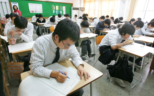 이제 1년이 채 남지 않은 고등학교 3학년 수험생들에게는 지금부터 수능시험일까지 공부하면 수능 성적을 얼마나 올릴 수 있을지가 관건이다.
이제 1년이 채 남지 않은 고등학교 3학년 수험생들에게는 지금부터 수능시험일까지 공부하면 수능 성적을 얼마나 올릴 수 있을지가 관건이다.