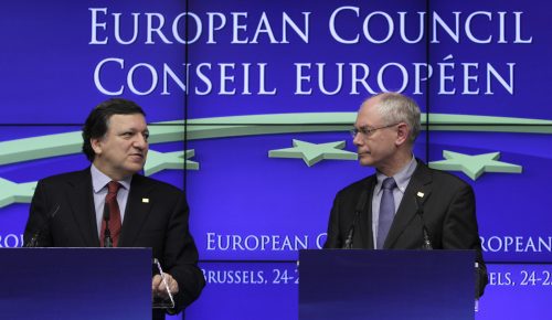 <YONHAP PHOTO-0576> European Council President Herman Van Rompuy, right, and European Commission President Jose Manuel Barroso participate in a media conference at an EU summit in Brussels, Friday, March 25, 2011. European Union leaders have given their final approval on a raft of new measures they hope will contain the debt crisis that has rocked the continent for more than a year. (AP Photo/Virginia Mayo)/2011-03-25 08:59:27/ <저작권자 ⓒ 1980-2011 ㈜연합뉴스. 무단 전재 재배포 금지.>
European Council President Herman Van Rompuy (right) and European Commission President Jose Manuel Barroso participate in a media conference at an EU summit in Brussels, Friday.  AP-Yonhap News