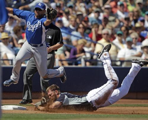 <YONHAP PHOTO-0452> Kansas City Royals third baseman Pedro Feliz leaps for a wide throw as Seattle Mariners' Michael Saunders steals third during the third inning of a spring training baseball game in Peoria, Ariz., Thursday, March 24, 2011. (AP Photo/Lenny Ignelzi)/2011-03-25 07:24:56/ <저작권자 ⓒ 1980-2011 ㈜연합뉴스. 무단 전재 재배포 금지.>
Kansas City Royals third baseman Pedro Feliz leaps for a wide throw as Seattle Mariners’ Michael Saunders steals third during the third inning of a spring training baseball game in Peoria, Arizona, Thursday.  AP-Yonhap News