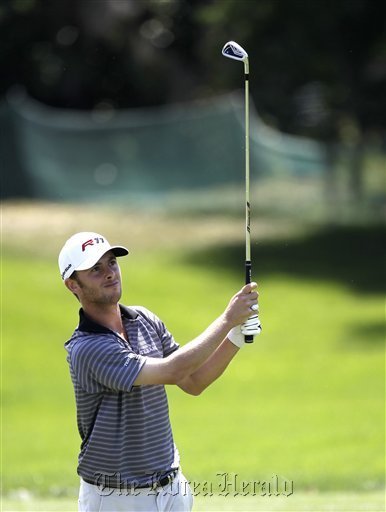 Spencer Levin watches his shot to the green on the first fairway during the first round of the Arnold Palmer Invitational golf tournament at Bay Hill in Orlando, Florida, Thursday.  AP-Yonhap News