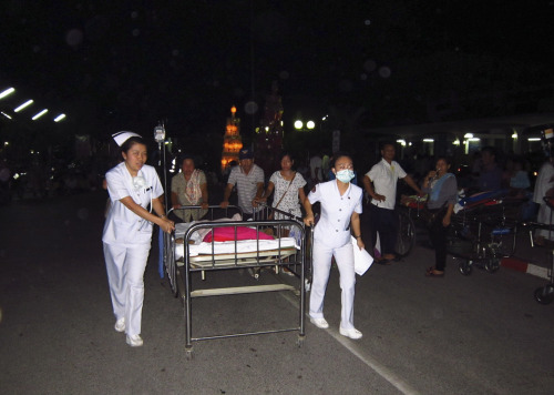<YONHAP PHOTO-0192> Nurses help pushing a patient's bed as they are evacuated from a hospital building following an earthquake at Chiang Rai hospital in Chiang Rai province, northern Thailand Thursday, March 24, 2011. A powerful earthquake struck northeastern Myanmar on Thursday night, killing one woman and shaking buildings as far away as Bangkok. No tsunami was generated. (AP Photo) Thailand Out /2011-03-25 02:22:26/ <저작권자 ⓒ 1980-2011 ㈜연합뉴스. 무단 전재 재배포 금지.>
Nurses help push a patient’s bed as they are evacuated from a hospital building following an earthquake at Chiang Rai hospital in Chiang Rai province, northern Thailand, Thursday.     AP-Yonhap News