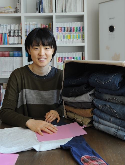 Shim Hyun-joo demonstrates how to use a folding guide to fold
T-shirts. (Lee Sang-sub/ The Korea Herald)