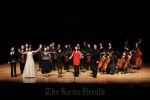(From right, front row) TIMF artistic director Alexander Liebreich, jazz vocalist Nah Youn-sun, composer Chin Un-suk, pianist Choi Hie-yon, soprano Suh Ye-ree and actress Yoon Suk-hwa are on stage with Ensemble TIMF and members of the Munich Chamber Orchestra at the finale of the opening concert for 2011 TIMF in Tongyeong on Saturday.