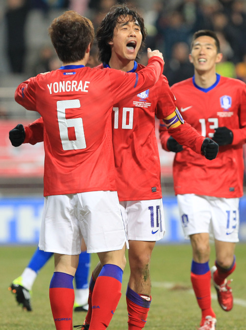 <YONHAP PHOTO-2640> 박주영 골 (서울=연합뉴스) 서명곤 기자 = 25일 마포구 성산동 서울월드컵경기장에서 열린 온두라스와의 축구대표팀 평가전에서 박주영이 골을 넣은 뒤 환호하고 있다. 2011.3.25 seephoto@yna.co.kr/2011-03-25 21:51:30/ <저작권자 ⓒ 1980-2011 ㈜연합뉴스. 무단 전재 재배포 금지.>
Korea’s Park Chu-young (right) celebrates his goal against Honduras.
Yonhap News