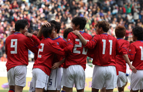 Korean players celebrate their goal against China at Munsu World Cup Stadium
in Ulsan on Sunday. Yonhap News