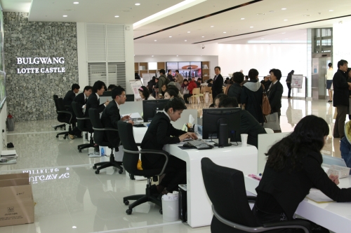 지난 주말 동안 불광 롯데캐슬 모델하우스에는 5000여 명의 방문객이 몰리며 성황을 이뤘다. 오는 30일부터 청약 1순위 접수에 들어간다.