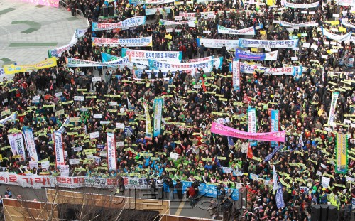 27일 부산역 광장에서 부산지역 460여개 시민단체와 직능단체, 상공계, 학계, 시민 등 2만여명이 참가한 가운데 부산 가덕도 토토사이트 무신사 건설을 촉구하는 결의대회가 열려 참가자들이 동남권 토토사이트 무신사의 가덕도 유치를 촉구하고 있다.<br alt=