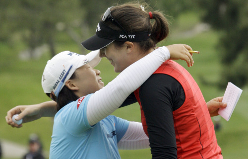 <YONHAP PHOTO-0661> Sandra Gal, of Germany, right, embraces her playing partner Jiyai Shin, of South Korea, whom Gal defeated for her first tour victory, the LPGA Kia Classic golf tournament at Industry Hills Golf Club in Industry, Calif., Sunday, March 27, 2011. (AP Photo/Reed Saxon)/2011-03-28 10:34:03/ <저작권자 ⓒ 1980-2011 ㈜연합뉴스. 무단 전재 재배포 금지.>
Germany’s Sandra Gal (right) embraces runner-up Shin Ji-yai at the LPGA Kia Classic.  AP-Yonhap News