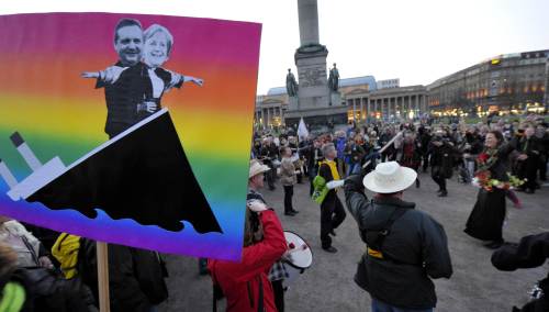 <YONHAP PHOTO-0172> Supporters of the German Green Party dance on the Castle Square in downtown Stuttgart, southern Germany, on March 27, 2011 next to a poster showing German Chancellor Angela Merkel and the State Premier Stefan Mappus on a sinking "Titanic" after the state elections in German Federal state Baden-Wuerttemberg. Chancellor Angela Merkel's conservatives lost power in their German heartland after nearly six decades, exit polls showed with the Greens likely to lead their first-ever state government. AFP PHOTO / THOMAS KIENZLE /2011-03-28 05:06:12/ <저작권자 ⓒ 1980-2011 ㈜연합뉴스. 무단 전재 재배포 금지.>
Green Party supporters dance in Castle Square in downtown Stuttgart, southern Germany on Sunday next to a poster showing German Chancellor Angela Merkel and the State Premier Stefan Mappus after the state elections in Baden-Wuerttemberg.  AFP-Yonhap News
Green Party supporters dance in Castle Square in downtown Stuttgart, southern Germany on Sunday next to a poster showing German Chancellor Angela Merkel and the State Premier Stefan Mappus after the state elections in Baden-Wuerttemberg.  AFP-Yonhap News
