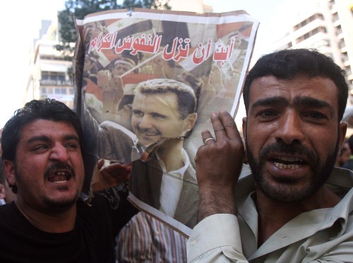 <YONHAP PHOTO-0387> (110328) -- BEIRUT , March 27, 2011 (Xinhua) -- Syrians shoute slogans for Assad, waving the president's image in Beirut on march 27,2011.Thousands of Syrians working in Lebanon demonstrate on the streets of Beirut supporting their president Bashar Assad. (Xinhua/Koka) (xnz)/2011-03-28 07:17:16/ <저작권자 ⓒ 1980-2011 ㈜연합뉴스. 무단 전재 재배포 금지.>
Syrians shout slogans for Assad, waving the president’s image in Beirut on Sunday.  Xinhua-Yonhap News
Syrians shout slogans for Assad, waving the president’s image in Beirut on Sunday.  Xinhua-Yonhap News