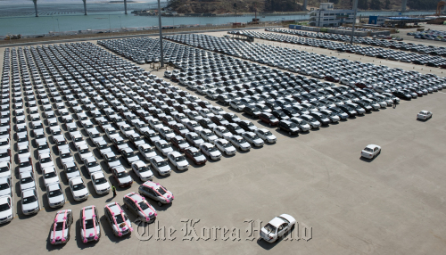 Renault Samsung Motors Co. vehicles wait to be loaded on to a Kuwait-bound ship at the Busan port on Friday.  Renault Samsung Motors Co.