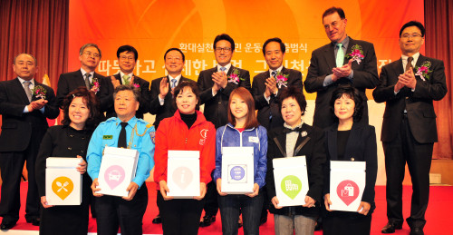 28일 서울 마포구 거구장 컨펜션홀에서 한국관광협회중앙회 주최로 환대실천 범국민 운동본부 출범식이 열려 정병국 문화체육관광부 장관, 이참 한국관광공사 사장, 남상만 한국관광협회 중앙회장 등 참석자들이 환대실천 결의를 다지고 있다.<br />김명섭 기자 msiron@
28일 서울 마포구 거구장 컨펜션홀에서 한국관광협회중앙회 주최로 환대실천 범국민 운동본부 출범식이 열려 정병국 문화체육관광부 장관, 이참 한국관광공사 사장, 남상만 한국관광협회 중앙회장 등 참석자들이 환대실천 결의를 다지고 있다.
김명섭 기자 msiron@
28일 서울 마포구 거구장 컨펜션홀에서 한국관광협회중앙회 주최로 환대실천 범국민 운동본부 출범식이 열려 정병국 문화체육관광부 장관, 이참 한국관광공사 사장, 남상만 한국관광협회 중앙회장 등 참석자들이 환대실천 결의를 다지고 있다.
김명섭 기자 msiron@
국내 관광산업의 경쟁력을 높이기 위한 ‘환대실천 범국민 운동본부’가 출범했다. 한국관광협회중앙회와 한국방문의해 위원회 등 관광산업 유관 단체가 28일 서울 마포구 거구장 컨펜션홀에서 ‘환대실천 범국민 운동본부’ 출범식을 개최했다. 정병국 문화체육관광부 장관, 이참 한국관광공사 사장, 남상만 한국관광협회 중앙회장 등 참석자가 환대실천 결의를 다지고 있다.