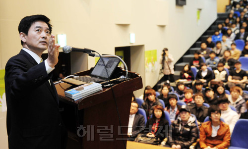 조현정 비트컴 CEO 인하대 코스닥CEO 강연회. 박해묵 기자/mook@heraldm.com
조현정 비트컴 CEO 인하대 코스닥CEO 강연회. 박해묵 기자/mook@heraldm.com
조현정 비트컴 CEO 인하대 코스닥CEO 강연회. 박해묵 기자/mook@heraldm.com
조현정 비트컴퓨터 회장은 강연에서 무엇보다 ‘도전정신’을 강조했다. 그는 “새로운 것을 찾지 못하면 뒤꽁무니만 따라가야 한다”며 “최고가 되는 방법은 남들이 하지 않는 것에 먼저 도전하는 것”이라고 말했다.  박해묵 기자/mook@