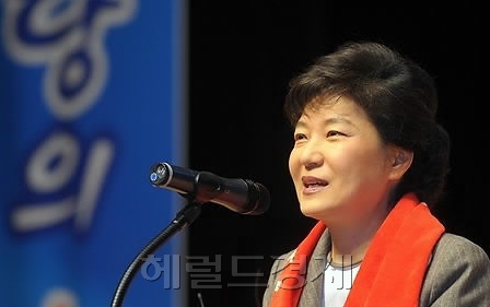 지난 15일 강원 춘천시 문화예술회관에서 열린 ‘한나라당 2018 평창 동계올림픽 유치 특별위원회 발대식’에서 인사말을 하고 있는 박근혜 전 대표. [연합뉴스]