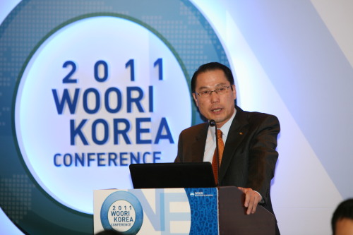 우리투자증권(대표 황성호ㆍ사진)은 지난 28일 홍콩 콘래드호텔에서 주요 해외 기관투자가를 대상으로 열린 ‘2011 우리 코리아 콘퍼런스’를 가졌다. 29일까지 이틀간 열리는 이번 행사엔 현대중공업, 우리금융지주, 글로비스, 금호석유화학, LS산전, 대한통운, 메리츠화재, 휴켐스, 지역난방공사, 차바이오앤, 성진지오텍 등 11개사가 참여한다. [사진=우리투자증권]