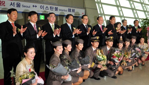 아시아나항공 이스탄불 취항행사<br />29일 아시아나항공은 인천국제공항 3층 출국장에서 윤영두 사장을 비롯 이채욱 인천국제공항공사사장, 이승호 서울지방항공청장 등 내외 귀빈 및 공항관계 기관장들이 참석한 가운데 인천-이스탄불 첫 취항 기념 행사를 가졌다.<br />아시아나가 금번 노선에 투입하는 항공기는 299석 규모의 보잉 777-200 기종으로, 매주 화, 목, 토요일 출발한다. 이상섭기자 babtong@heraldm.com 2011.3.29.
아시아나항공 이스탄불 취항행사
29일 아시아나항공은 인천국제공항 3층 출국장에서 윤영두 사장을 비롯 이채욱 인천국제공항공사사장, 이승호 서울지방항공청장 등 내외 귀빈 및 공항관계 기관장들이 참석한 가운데 인천-이스탄불 첫 취항 기념 행사를 가졌다.
아시아나가 금번 노선에 투입하는 항공기는 299석 규모의 보잉 777-200 기종으로, 매주 화, 목, 토요일 출발한다. 이상섭기자 babtong@heraldm.com 2011.3.29.