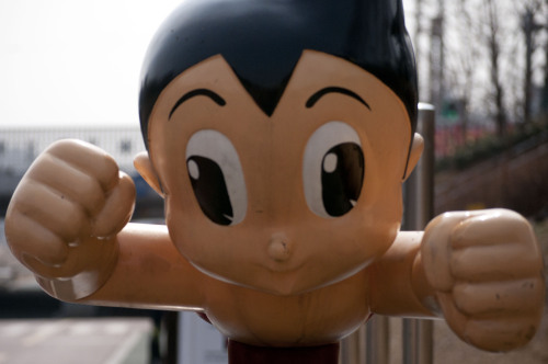 칼라 3단
A statue of a flying Astroboy by Bulgwang Stream near Saejeol Station.