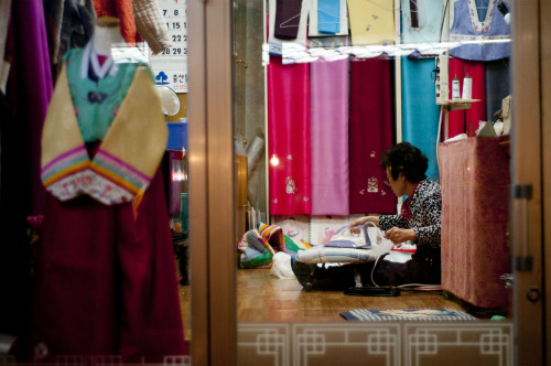 칼라 3단
A woman works in a hanbok shop near Saejeol Station.