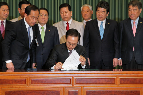 <YONHAP PHOTO-0888> 李대통령, 농협법 공포안에 서명 (서울=연합뉴스) 전수영 기자 = 이명박 대통령이 29일 오전 청와대에서 신용과 경제사업 분리를 골자로 한 `농업협동조합법 개정안' 공포안에 서명하고 있다. 뒷줄 왼쪽부터 유정복 농림수산식품부장관, 두 사람 건너 최인기 농림수산식품위원장, 최원병 농협중앙회장, 한 사람 건너 강석호 의원, 김우남 의원. 2011.3.29 swimer@yna.co.kr/2011-03-29 09:42:38/ <저작권자 ⓒ 1980-2011 ㈜연합뉴스. 무단 전재 재배포 금지.>
<YONHAP PHOTO-0888> 李대통령, 농협법 공포안에 서명 (서울=연합뉴스) 전수영 기자 = 이명박 대통령이 29일 오전 청와대에서 신용과 경제사업 분리를 골자로 한 `농업협동조합법 개정안' 공포안에 서명하고 있다. 뒷줄 왼쪽부터 유정복 농림수산식품부장관, 두 사람 건너 최인기 농림수산식품위원장, 최원병 농협중앙회장, 한 사람 건너 강석호 의원, 김우남 의원. 2011.3.29 swimer@yna.co.kr/2011-03-29 09:42:38/ <저작권자 ⓒ 1980-2011 ㈜연합뉴스. 무단 전재 재배포 금지.>
이명박 대통령이 29일 오전 청와대에서 신용과 경제 사업 분리를 골자로 한 ‘농업협동조합법 개정안’ 공포안에 서명하고 있다.  ［연합뉴스］