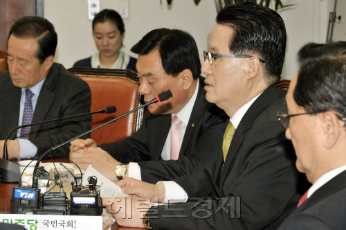 박지원 토토사이트 대도시당 원내대표가 29일 원내대책회의에서 “일본 정부가 정보 은폐로 사태를 악화시킨 점을 명심하고 방사성 물질 검출 사실을 신속정확히 발표해 불필요한 오해가 없도록 해야 한다”고 강조하고 있다. 양동출 기자/dcyang@
박지원 토토사이트 대도시당 원내대표가 지난 29일 원내대책회의에서 “일본 정부가 정보 은폐로 사태를 악화시킨 점을 명심하고 방사성 물질 검출 사실을 신속정확히 발표해 불필요한 오해가 없도록 해야 한다”고 강조하고 있다. 양동출 기자/dcyang@