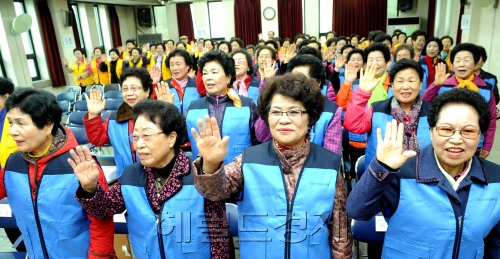 양천구는 29일 오전 서울 양천구 신정동 양천노인복지회관에서 노인자원봉사자 발대식을 갖고 선서를하고 있다. 박현구 기자phko@heraldm.com
양천구는 29일 오전 서울 양천구 신정동 양천노인복지회관에서 노인자원봉사자 발대식을 갖고 선서를하고 있다. 박현구 기자phko@heraldm.com
양천구는 29일 오전 서울 양천구 신정동 양천노인복지회관에서 노인자원봉사자 발대식을 갖고 선서를하고 있다. 박현구 기자phko@heraldm.com
서울 양천구는 29일 오전 신정동 양천노인복지회관에서 노인자원봉사자 발대식을 갖고 있다. 어르신 자원봉사자가 선서를 하고 있다.   박현구 기자/phko@heraldm.com