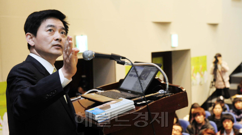 조현정 비트컴퓨터 회장은 강연에서 무엇보다 ‘도전정신’을 강조했다. 그는 “새로운 것을 찾지 못하면 뒤꽁무니만 따라가야 한다”며 “최고가 되는 방법은 남들이 하지 않는 것에 먼저 도전하는 것”이라고 말했다. 박해묵 기자/mook@