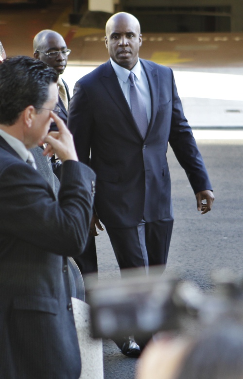 <YONHAP PHOTO-0087> Barry Bonds arrives at a federal courthouse as his trial resumes, Monday, March 28, 2011, in San Francisco. (AP Photo/Paul Sakuma)/2011-03-29 00:38:32/ <저작권자 ⓒ 1980-2011 ㈜연합뉴스. 무단 전재 재배포 금지.>
Barry Bonds arrives at the federal courthouse in San Francisco on Monday.   AP-Yonhap News