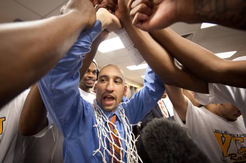 <YONHAP PHOTO-2064> In this photo provided by Virginia Commonwealth, VCU head coach Shaka Smart celebrates with his team after winning the Southwest regional final game against Kansas in the NCAA college basketball tournament Sunday, March 27, 2011, in San Antonio. VCU won 71-61. (AP Photo/Virginia Commonwealth, Scott K. Brown) NO SALES /2011-03-28 22:13:00/ <저작권자 ⓒ 1980-2011 ㈜연합뉴스. 무단 전재 재배포 금지.>
VCU head coach Shaka Smart celebrates with his team after beating Kansas over the weekend.  AP-Yonhap News