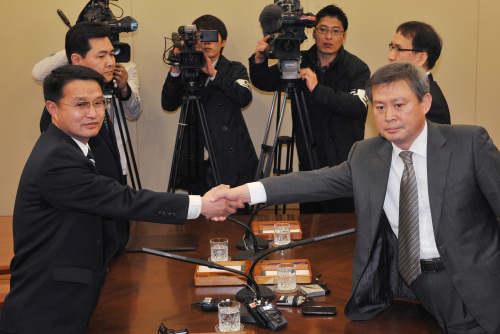 Heads of delegations of two Koreas shake hands at the volcano talks held in the western South Korean border town of Munsan. (Yonhap News)