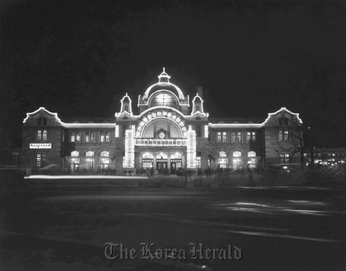 The neon signs of Seoul Station celebrate Korea’s first president Syngman Rhee’s 84th birthday in 1959. Seoul Museum of History