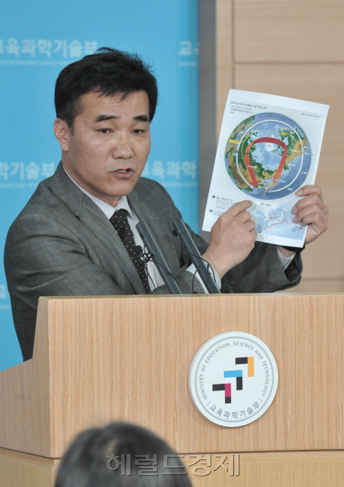 29일 중앙청사에서 열린 일본 원전 누출방사능 토토사이트 클럽비검출에 관한 측정자료를 윤철호 토토사이트 클럽비원자력안전기술원장이 발표하고 있다. 사진은 조석준 기상청장이 편서풍이 방사능을 실어 우리나라에 도달한 경로를 설명하고 있다.<br alt=