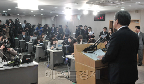 29일 중앙청사에서 열린 일본 원전 누출방사능 한국검출에 관한 측정자료를 윤철호 한국원자력안전기술원장이 발표하고 있다. <br />정희조 기자/checho@heraldm.com 110329
29일 중앙청사에서 열린 일본 원전 누출방사능 한국검출에 관한 측정자료를 윤철호 한국원자력안전기술원장이 발표하고 있다.
정희조 기자/checho@heraldm.com 110329