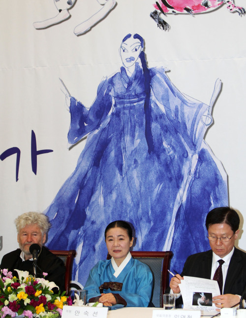 <YONHAP PHOTO-0898> 국립창극단 '창극, 수궁가' 기자간담회 (서울=연합뉴스) 김연정 기자 = 28일 오전 서울 중구 태평로 프레스센터에서 열린 국립창극단 '창극, 수궁가' 기자간담회에서 아힘 프라이어 연출(왼쪽), 작창 안숙선, 임연철 국립극장장이 참석해 있다. 공연은 오는 9월 8~11일 국립극장 해오름극장에서 세계국립극장 페스티벌 개막작으로 세계초연되며, 12월 22~23일 독일 부퍼탈 시립극장을 시작으로 해외무대에 진출할 예정이다. 2011.3.28 maum@yna.co.kr/2011-03-28 12:53:29/ <저작권자 ⓒ 1980-2011 ㈜연합뉴스. 무단 전재 재배포 금지.>
(From left) Opera director Achim Freyer, singer Ahn Suk-seon and Lim Youn-churl, president of the National Theater of Korea, sit in front of a painting of Ahn by Freyer at the Press Center in Seoul on Monday.   Yonhap News