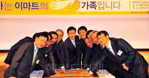 이마트는 29일 성수점에서 협력사 CEO 초청 동반성장간담회를 갖고 최병렬 대표와 협력사 CEO들이 동반성장을 약속하는 핸드프린팅을 하고 있다.<br />김명섭 기자 msiron@
이마트는 29일 성수점에서 협력사 CEO 초청 동반성장간담회를 갖고 최병렬 대표와 협력사 CEO들이 동반성장을 약속하는 핸드프린팅을 하고 있다.
김명섭 기자 msiron@