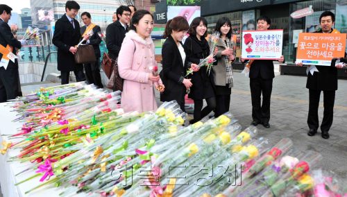 농협과 (사)한국화훼생산자협회는 29일 오전 서울 광화문역 출구에서 일본 대지진으로 수출에 어려움을 겪는 하훼농가 돕기 캠페인을 벌이고 출근하는 시민들에게 장미꽃을 나눠주고 있다.<br />김명섭 기자 msiron@
농협과 (사)한국화훼생산자협회는 29일 오전 서울 광화문역 출구에서 일본 대지진으로 수출에 어려움을 겪는 하훼농가 돕기 캠페인을 벌이고 출근하는 시민들에게 장미꽃을 나눠주고 있다.
김명섭 기자 msiron@